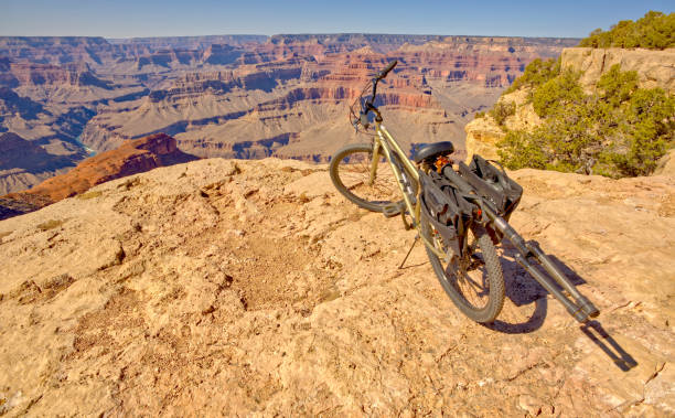 bicycle on the edge of the grand canyon az - red rocks rock canyon escarpment imagens e fotografias de stock