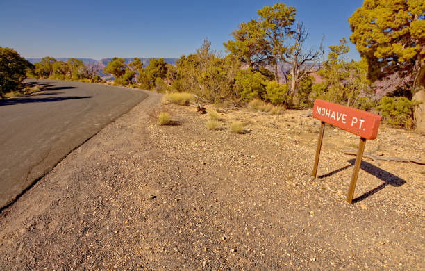 mohave point direction sign at grand canyon az - red rocks rock canyon escarpment imagens e fotografias de stock