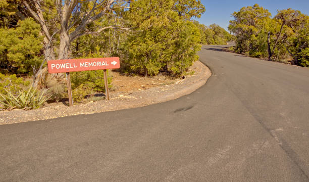 powell memorial direction sign at grand canyon az - red rocks rock canyon escarpment imagens e fotografias de stock