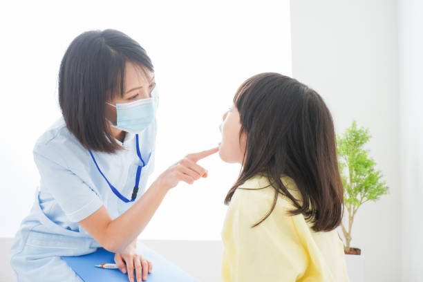 歯医者の治療を受けている小さな女の子 - dentist office ストックフォトと画像