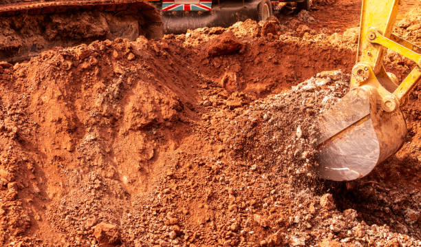 Backhoe digging soil at construction site. Bucket of backhoe digging soil. Crawler excavator digging on dirt. Excavating machine. Earth moving machine. Excavation vehicle. Backhoe working on suny day. retroexcavadora cavando tierra en la obra. cubo de retroexcavadora cavando tierra. excavadora de orugas cavando en la suciedad. máquina excavadora. máquina móvil de la tierra. vehículo de excavación. retroexcavadora trabajando en el día de suny.