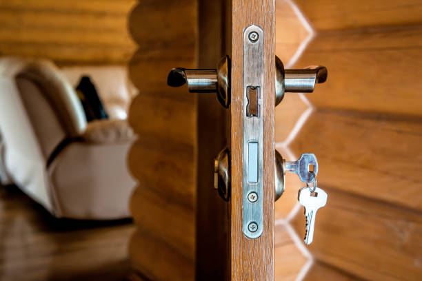 serratura della porta e porta aperta - keyhole door wood office foto e immagini stock