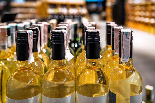 bottiglie di vino bianco al supermercato - liquor store foto e immagini stock