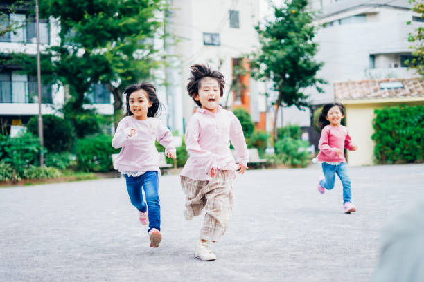公園で走っている小さな子供たち - playful ストックフォトと画像