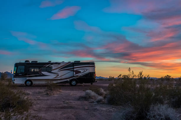 un paysage inspirant impressionnant de quartzite, arizona - road long dirt footpath photos et images de collection