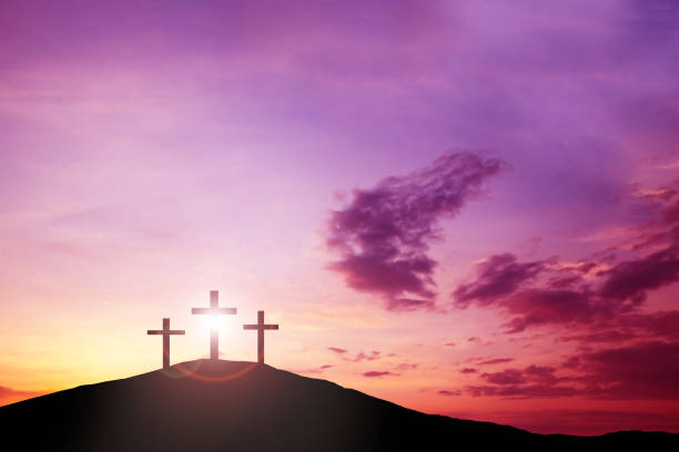 tres cruces en la colina, jesucristo de la biblia. pascua, religión. salvación de pecados, sacrificio - domingo de pascua fotografías e imágenes de stock