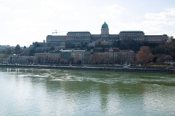 budapest danubio río springtime paisaje urbano buda castillo palacio real - street royal palace of buda budapest hungary fotografías e imágenes de stock