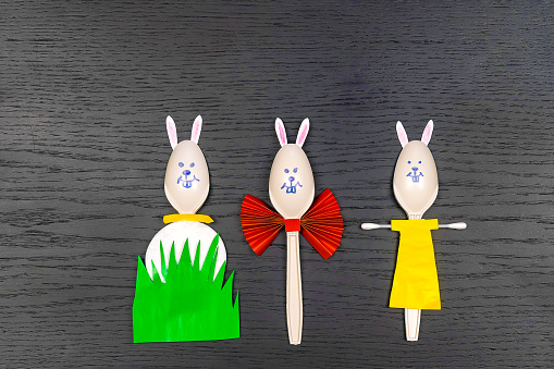 How to make Easter bunnies from spoons and colored paper. Doing paper crafts. Concept of DIY. Step-by-step photo instructions. Step 5. Ready-made Easter Bunny crafts from biodegradable spoons