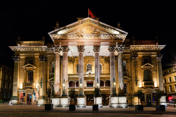 el teatro real de newcastle en grey street iluminado por la noche (gran angular) - teatro de pantomima británico fotografías e imágenes de stock