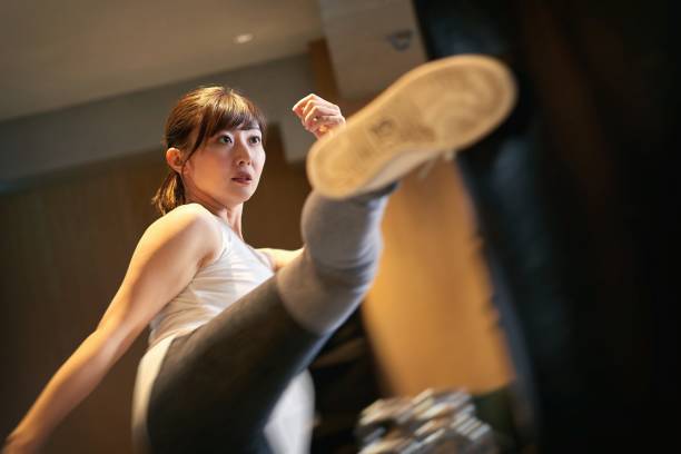 キックボクシングのトレーニングをしているアジアの女性 ストックフォト
