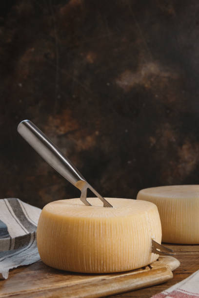 ナイフをクローズアップした木製のボード上の新鮮な自家製チーズ - healthy eating italian culture traditional culture close up ストックフォトと画像