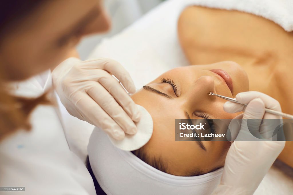 Professionelle Kosmetiker in der Nase des Kunden mit Hilfe eines speziellen Werkzeugs entfernen - Lizenzfrei Kosmetikmaske Stock-Foto