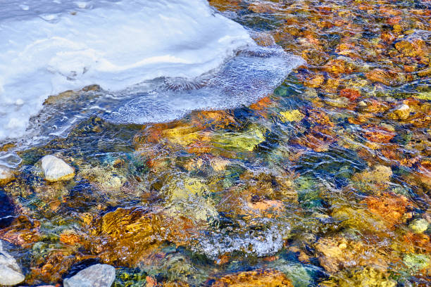 córrego pedras d'água do rio ice river - mist rock winter autumn - fotografias e filmes do acervo