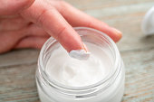 die-hand-einer-frau-nimmt-eine-creme-aus-einem-glas-mit-dem-finger-konzept-der-hautpflege-und.jpg?b=1&s=170x170&k=20&c=RRN5bgEqNgge-tap-XqrJKVC73nXEb0356MQuG7uEcM=