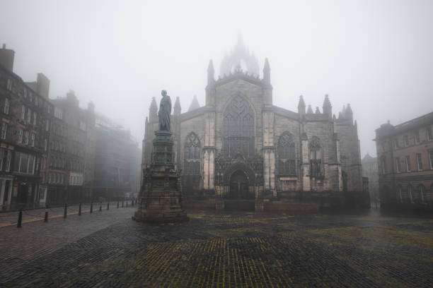 catedral de st. giles. edimburgo, escócia - church gothic style cathedral dark - fotografias e filmes do acervo