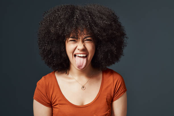 zeigen sie 'em ihre verrückte seite - zunge herausstrecken stock-fotos und bilder