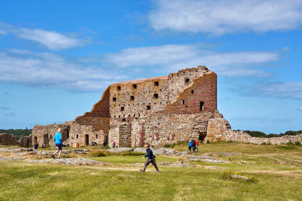 touristes visitant les ruines de la maison de stockage dans le château de hammershus - la plus grande fortification médiévale de scandinavie. - hammershus photos et images de collection