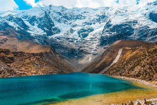Lago Humantay con nevadas montañas andinas, Cusco, Perú. photo