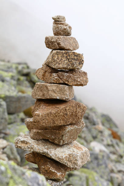 바위 산맥의 균형 잡힌 돌피라미드 - cairn stacking stone rock 뉴스 사진 이미지