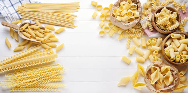 파스타: 펜, 껍질, 리가토니, 푸실리, 링구인, 오징어, 흰 나무 배경. 상단 보기, 텍스트 공간. - wheat pasta flour italy 뉴스 사진 이미지