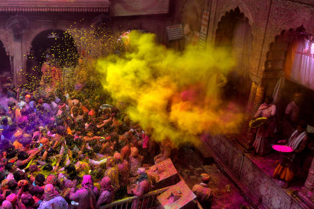 hindu-anhänger gesehen werfen bunte pulver (gulal) in bankey bihari tempel von vrindavan - devotee stock-fotos und bilder