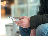 mann-mit-smartphone-nahaufnahme-der-hand-dolding-telefon.jpg?b=1&s=170x170&k=20&c=39phlbk-gDzJcGSbqSE5FFow4kjTfEg1DlHVeDT5TcM=
