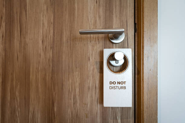cartel de placa de madera "no molestar" colgando en la puerta. - do not disturb sign fotografías e imágenes de stock