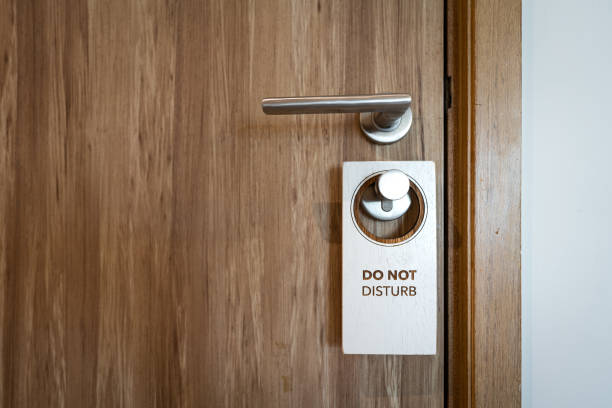 ドアにぶら下がっている木製のプレートサインを「邪魔しないでください」 - do not disturb sign ストックフォトと画像