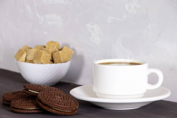 eine tasse kaffee und schokoladen-chip-cookies. frühstück mit süßigkeiten und heißem kaffee - snack coffee instant coffee cappuccino stock-fotos und bilder