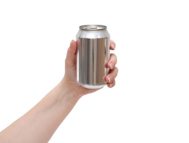 女性の手はアルミニウム缶を握る。 - drink holder ストックフォト��と画像