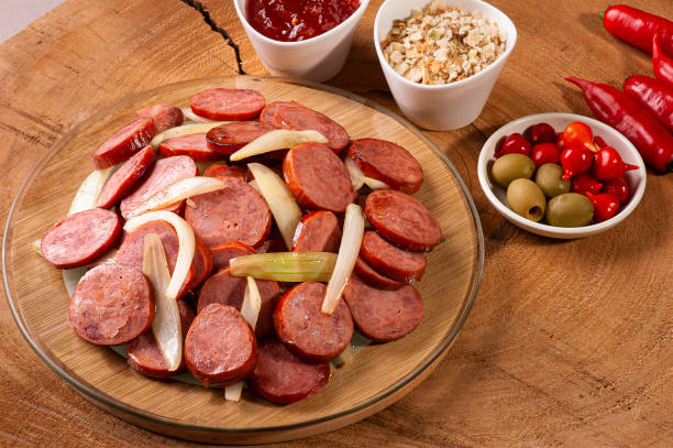 linguiça de pepperoni com cebola. aperitivos muito comuns em bares. acompanhado de farofa e geleia de pimenta. - linguiça - fotografias e filmes do acervo