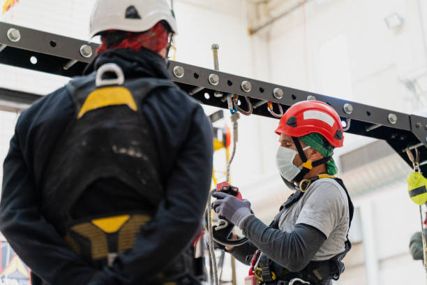 dois instrutores verificam equipamentos antes de dar treinamento de escalada - education high up sport sports helmet - fotografias e filmes do acervo