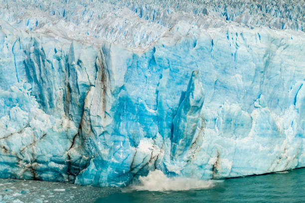 iceberg caindo na geleira perito moreno na patagônia, argentina - glacier moreno glacier iceberg argentina - fotografias e filmes do acervo