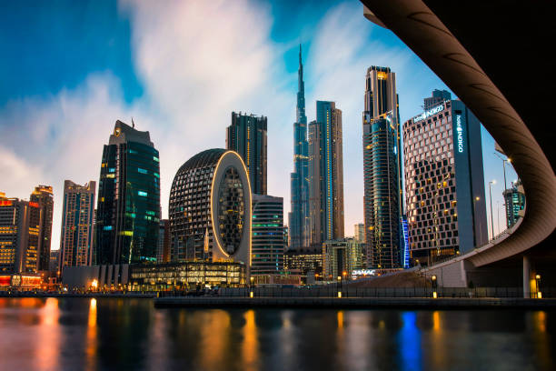アラブ首長国連邦のビジネスベイダウンタウンエリアのマラシマリーナからのドバイのスカイラインビュー - cityscape futuristic dubai skyscraper ストックフォトと画像