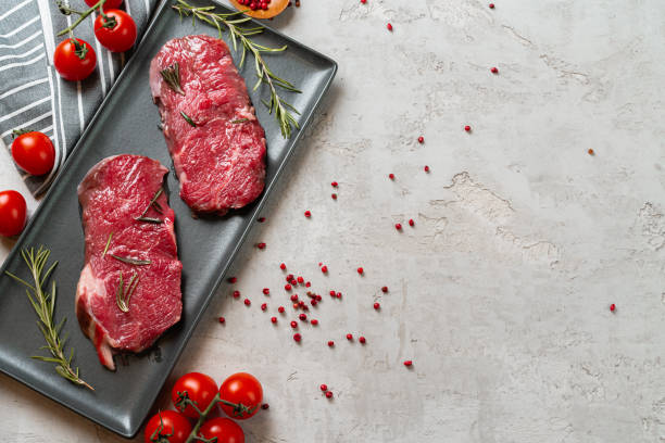 黒いセラミックプレートに新鮮な生肉ステーキ2枚 - meat raw beef love ストックフォトと画像