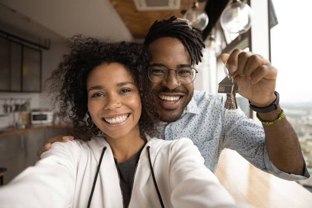 ritratto di colpo alla testa felicissimo coppia afroamericana che mostra le chiavi - solo adulti foto e immagini stock