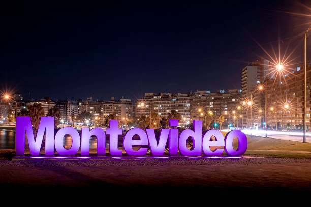 Montevideo firme por la noche. - foto de stock