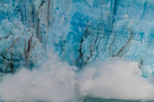 respingo de iceberg caindo na geleira perito moreno no parque nacional glaciares, argentina - glacier moreno glacier iceberg argentina - fotografias e filmes do acervo