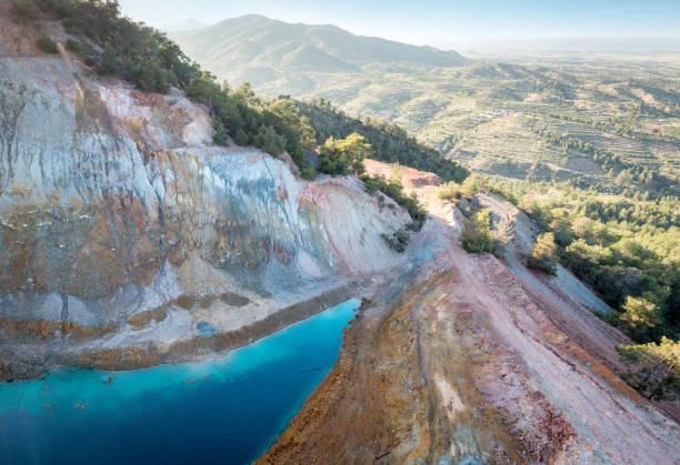 vista aérea de la mina de cobre abandonada en el monte alesto, chipre - tailings fotografías e imágenes de stock