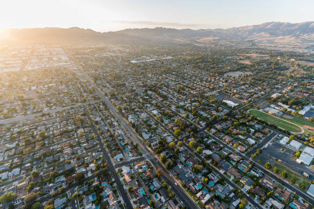 los angeles aerial san fernando valley fin d’après-midi - northridge photos et images de collection