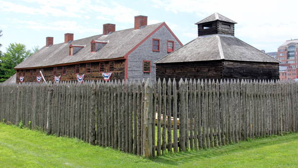 fort western, ancien avant-poste colonial britannique à la tête de la navigation sur la rivière kennebec, construit en 1754 - house residential structure maine colonial style photos et images de collection