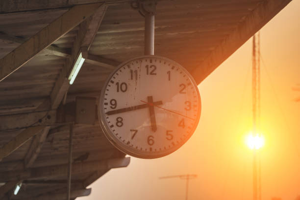 um relógio de parede na estação de trem para mostrar a hora - clock face old time number 2 - fotografias e filmes do acervo