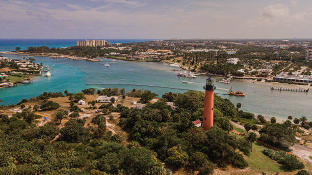 vista aérea del faro de júpiter en jupiter, florida a mediodía durante las vacaciones de primavera en marzo de 2021 - beach florida atlantic ocean wave fotografías e imágenes de stock