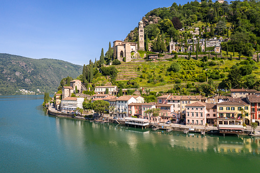 Impresionante vista de la aldea tradicional de Morcote junto al lago Lugano en el cantón del Tesino en Suiza photo