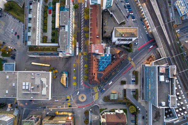 vista de arriba hacia abajo del centro de friburgo en suiza - fribourg fotografías e imágenes de stock