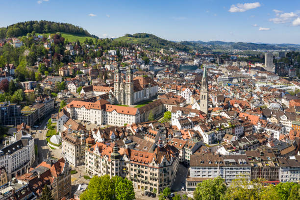 Wspaniały widok na stare miasto w Saint Gallen ze słynnym klasztorem i katolicką catheral w Szwajcarii – zdjęcie