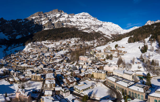 vista aérea de la aldea de leukerbad, o loeche les bains en francés, en los alpes en canton valais en suiza en un soleado día de invierno. - gemmi fotografías e imágenes de stock