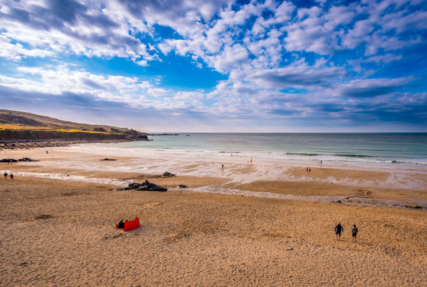 포르투메오르 해변, 썰물. 세인트 아이브스, 콘월. - cornwall england st ives horizon over water coastal feature 뉴스 사진 이미지