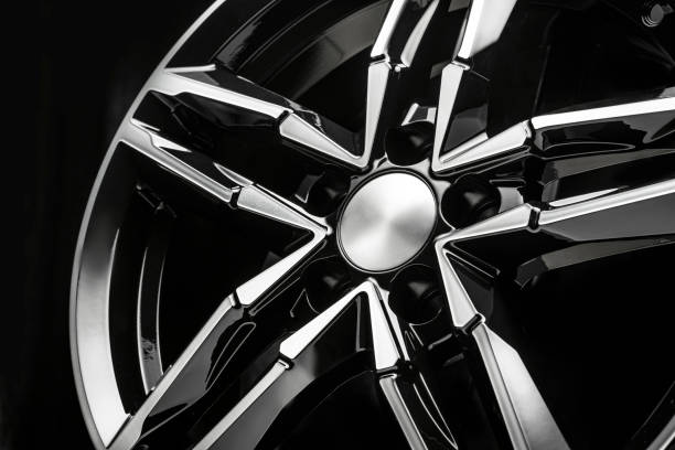 스타 모양의 블랙 디자이너 합금 휠. 클로즈업 세부 정보 - alloy wheel 뉴스 사진 이미지