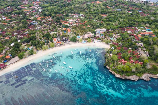 aerial view of mushroom bay in nusa lembongan off the coast of bali in indonesia. - nusa lembongan bali island beach imagens e fotografias de stock